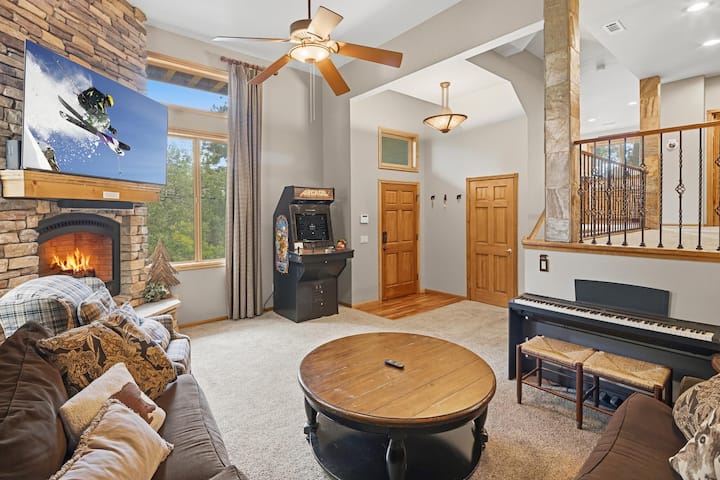 Hot Tub! Garage Parking! Slope Views! Game Table! - Big Bear Lake, CA