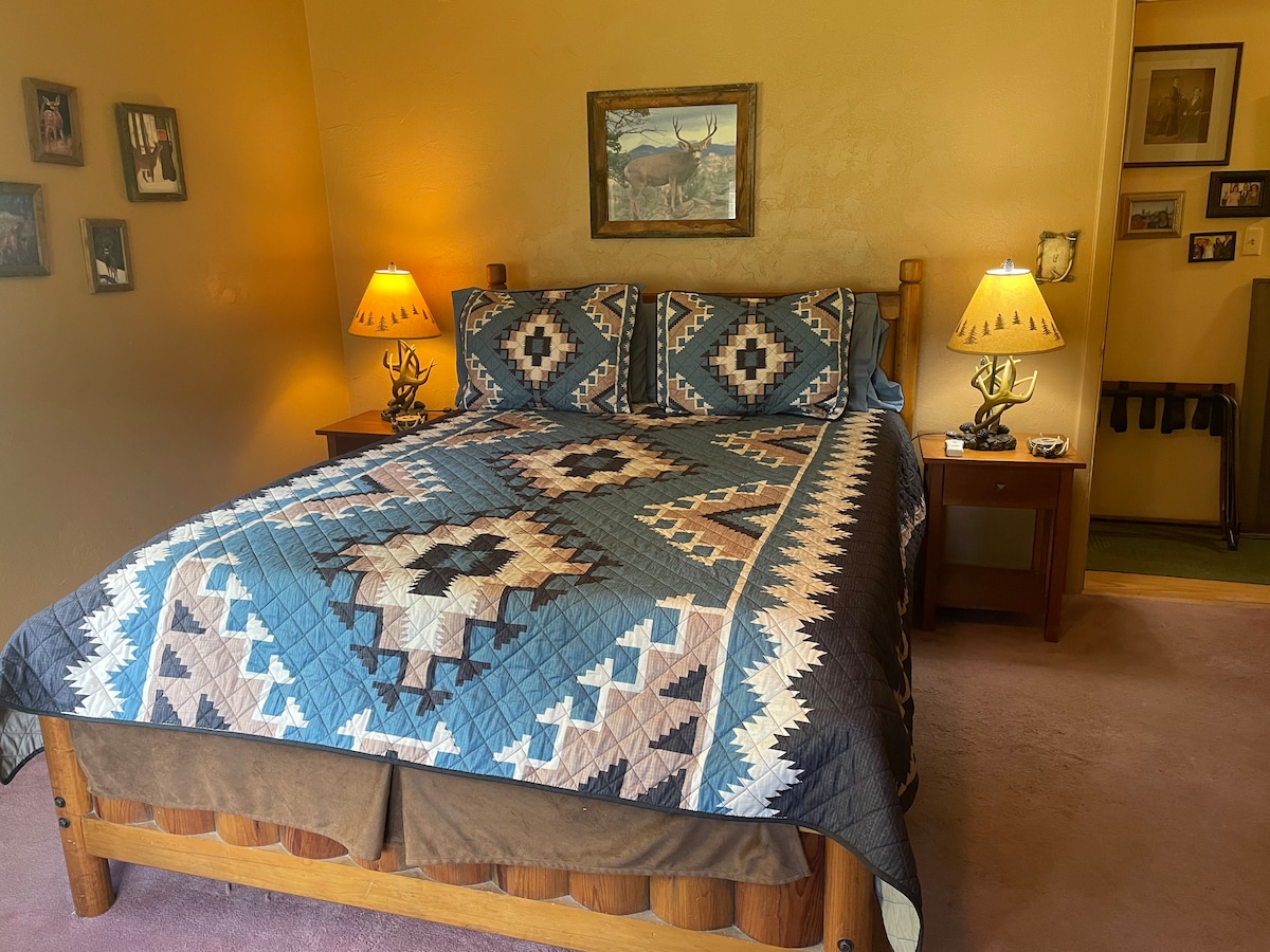 Nieuwe sprei toegevoegd mei25.
Uitzicht op bergen en minipaarden vanuit slaapkamerraam.  