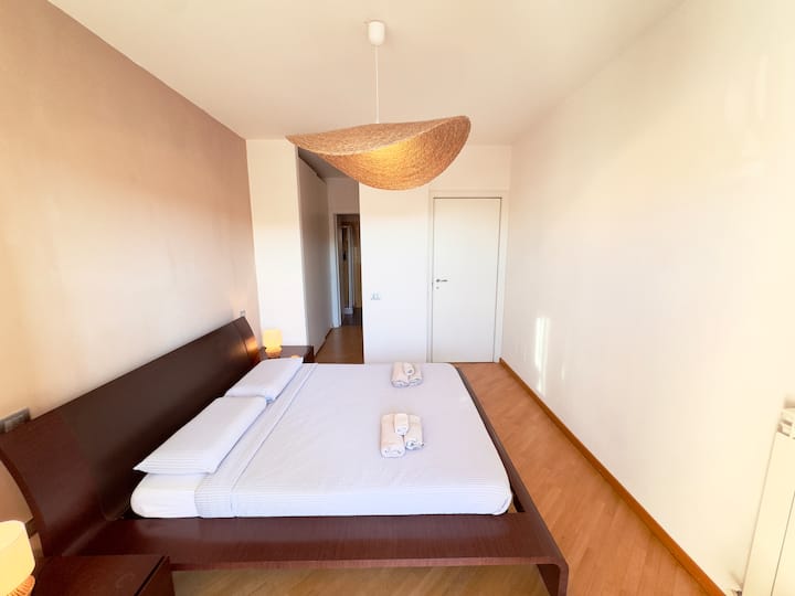 Cozy room with a queen-size bed, a walk-in closet, and an en-suite bathroom for maximum comfort and privacy.