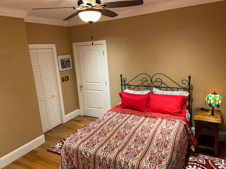 Esta suite de cama 3 cuenta con un amplio armario con vestidor con organizador de cedro natural, cama tamaño queen y baño completo privado.