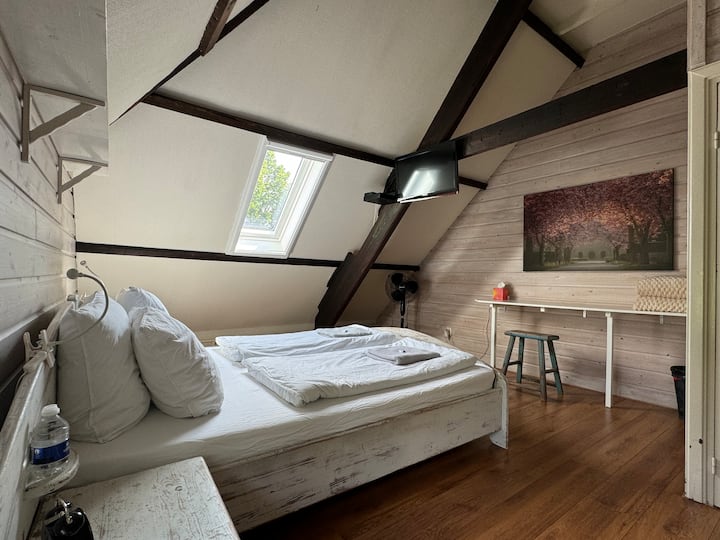 la habitación lateral, dormitorio doble con escritorio, vestidor y TV