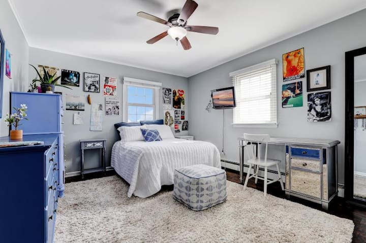 ไม่ได้อยู่ในรูป แต่ตอนนี้ห้องนี้มีเตียงควีนไซส์แล้ว