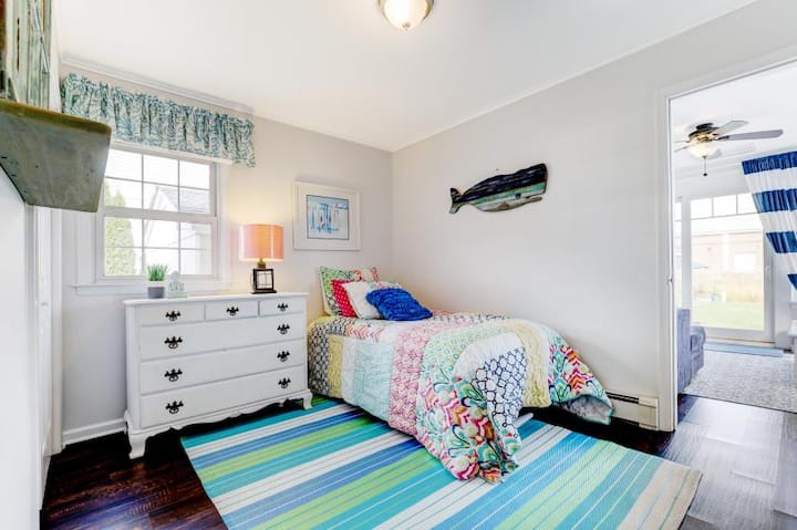 ไม่ได้แสดงในรูป แต่ตอนนี้ห้องนอนนี้มีเตียงขนาด (ควีนไซส์) แล้ว  กำจัดเตียงเดี่ยวออกไปแล้ว 