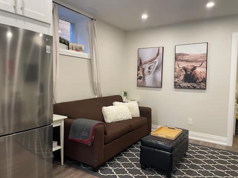 Top Airbnb: Modern suite in eclectic Roncy - Queen West in Parkdale—High Park