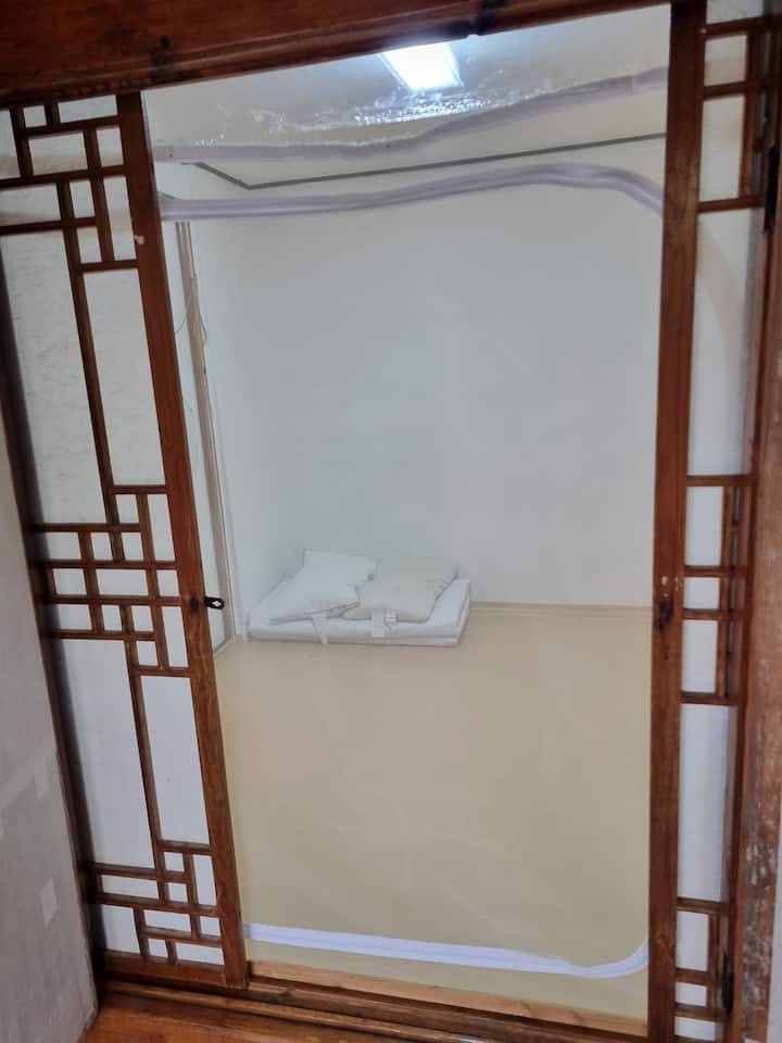 Al otro lado de la habitación, para 3 personas