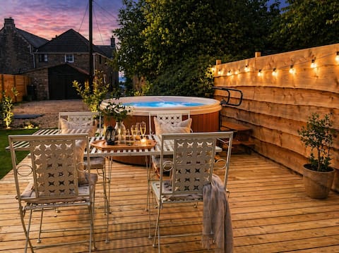 Hot Tub Cottage Near Bath, parking, pets welcome