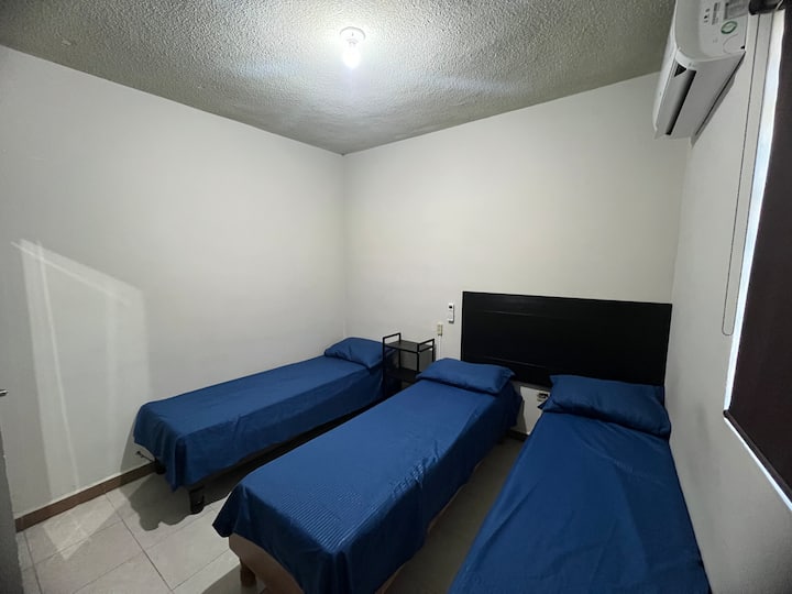 重要提示：照片中的两张床变成了一张双人床。 
两张个人床的尺寸为190 x 65厘米宽 