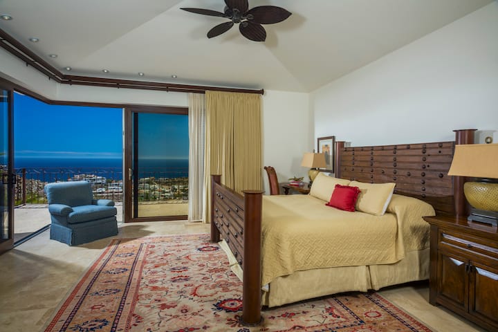 Suite principal con vista al mar y cama tamaño king, con vista a las puestas de sol del Pacífico.