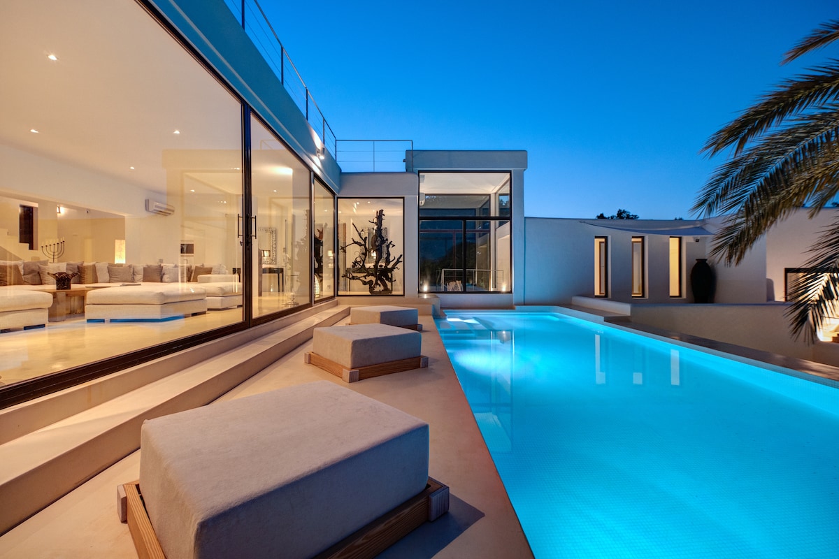 Luxury Hillside Retreat | Gym | Infinity Pool 4