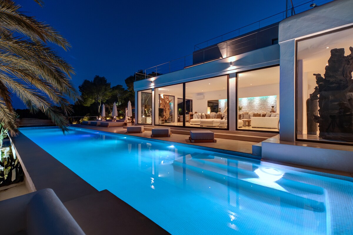 Luxury Hillside Retreat | Gym | Infinity Pool 2