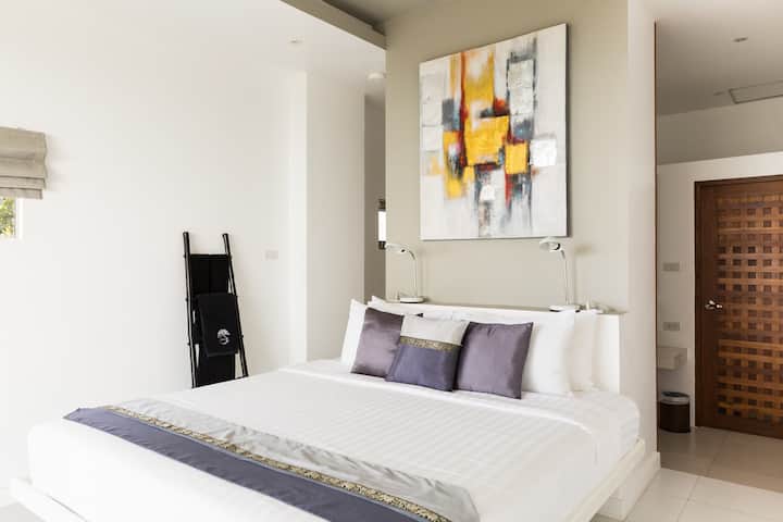 Quarto 5 com casa de banho privativa e vista para o mar
