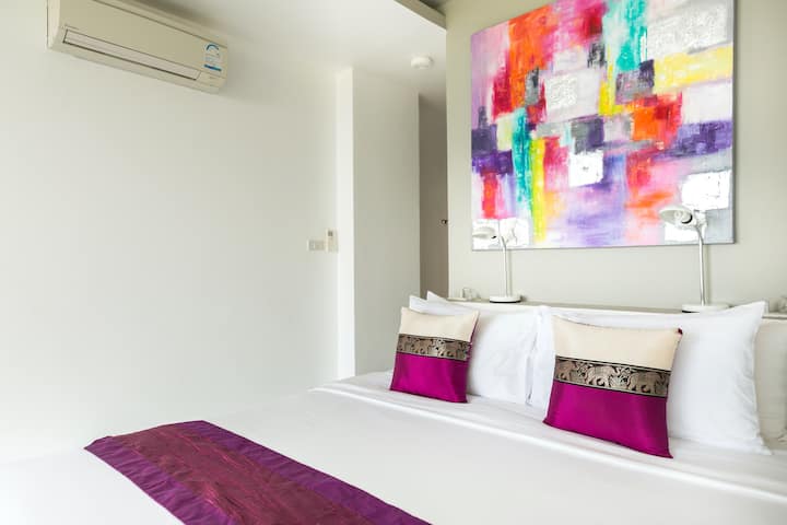 Quarto 4 com casa de banho privativa e vista para o mar