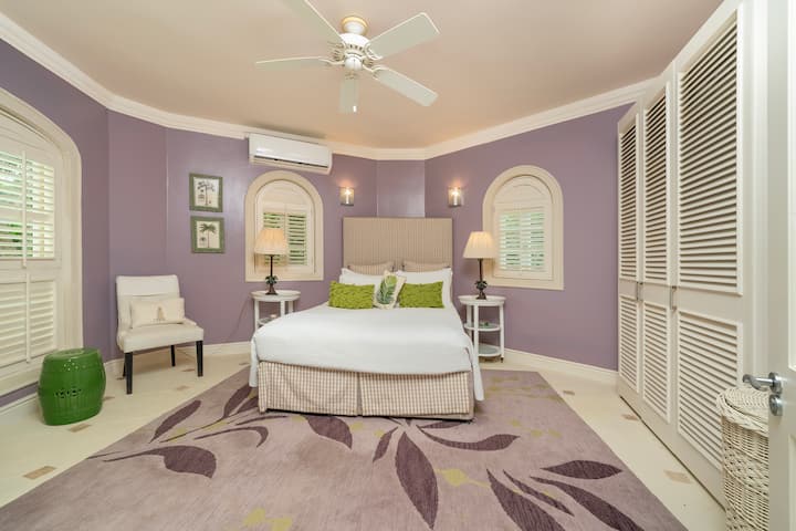 Levendige slaapkamer twee met een eigen badkamer, US Queen bed en uitzicht op de golfbaan.