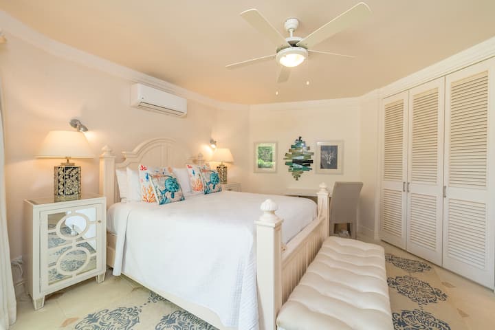 De prachtige slaapkamer 3 heeft een Amerikaans queensize bed, een eigen badkamer, uitzicht op de golfbaan en een gedeeld terras.
