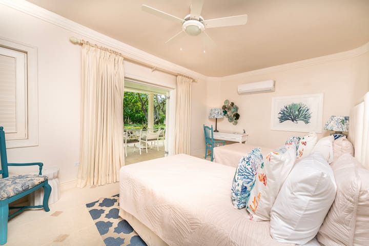 Koele en rustige slaapkamer drie met een UK kingsize bed, eigen badkamer en uitzicht op de tuin.