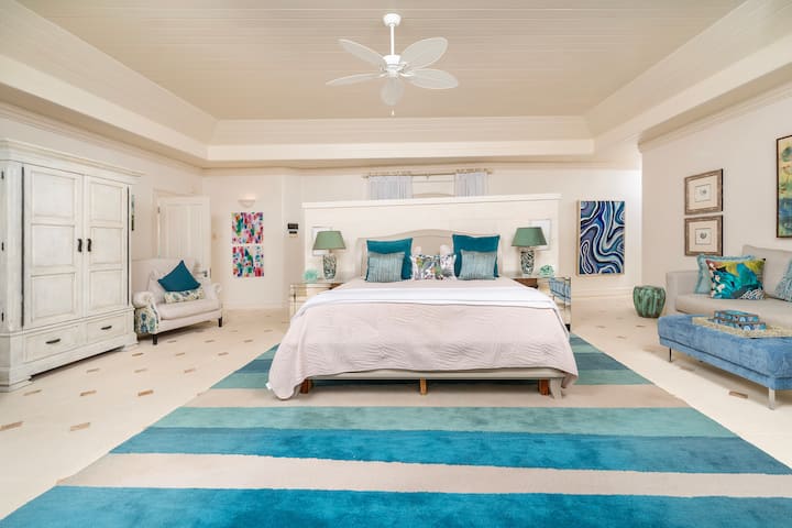 Prachtige hoofdslaapkamer met eigen badkamer, US kingsize bed en uitzicht op de golfbaan.