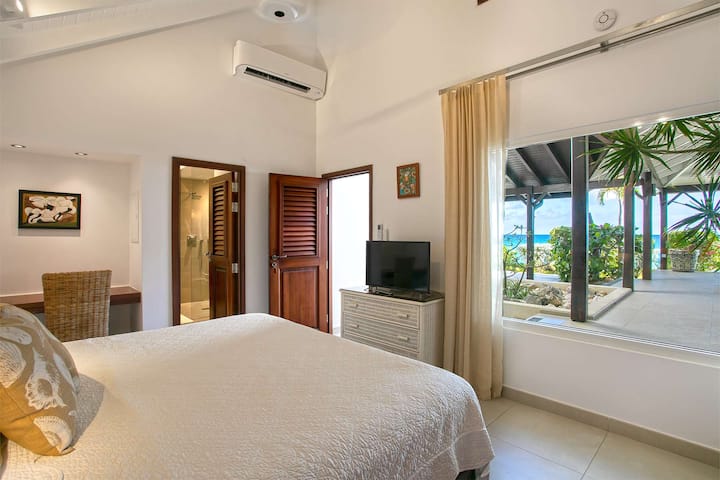 Recámara 4: conectada al edificio principal en el lado derecho de la alberca, esta recámara es la más cercana a la sala de estar y a las áreas de estar al aire libre. Ofrece acceso exterior privado y goza de hermosas vistas al mar y a los jardines.