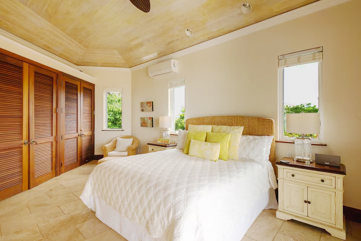 El dormitorio secundario también tiene una cama tamaño king, baño en suite y acceso directo a la zona de la piscina.