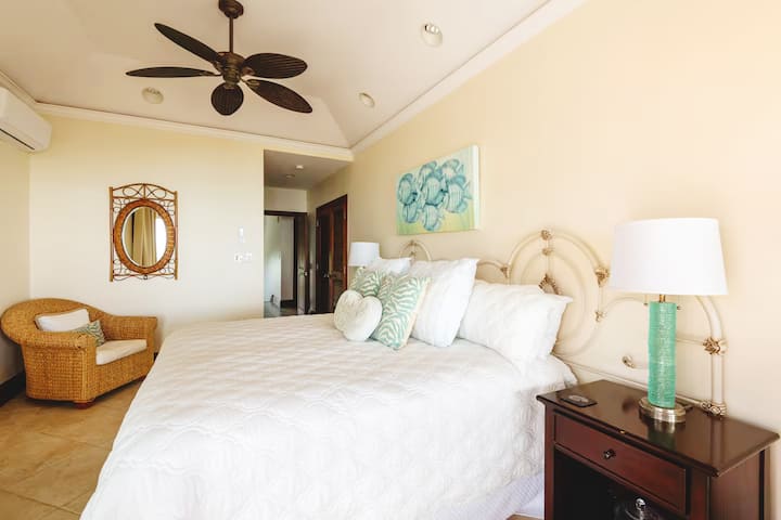 Kamar tidur ke-4 dan terakhir memiliki tempat tidur king, kamar mandi dalam, dan berbagi balkon yang indah dengan kamar tidur ke-3.