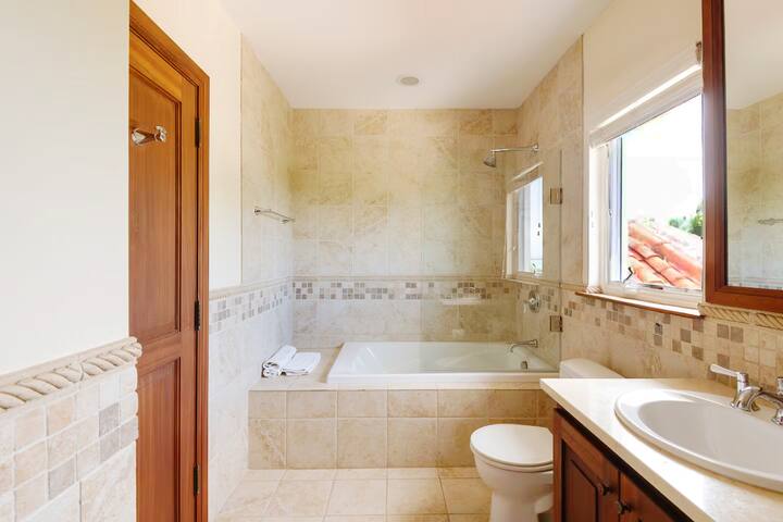 Villa Valentina: Ocean Access, Pool, Kayaks & More