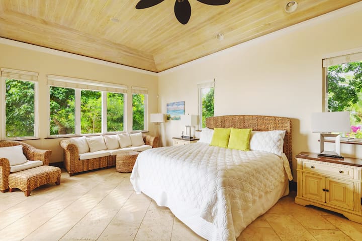 Kamar tidur utama memiliki tempat tidur king, kamar mandi dalam, dan akses langsung ke area kolam renang.