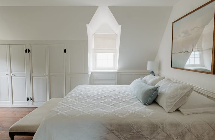 King size bed, river front view, ensuite bathroom, walk-in closet