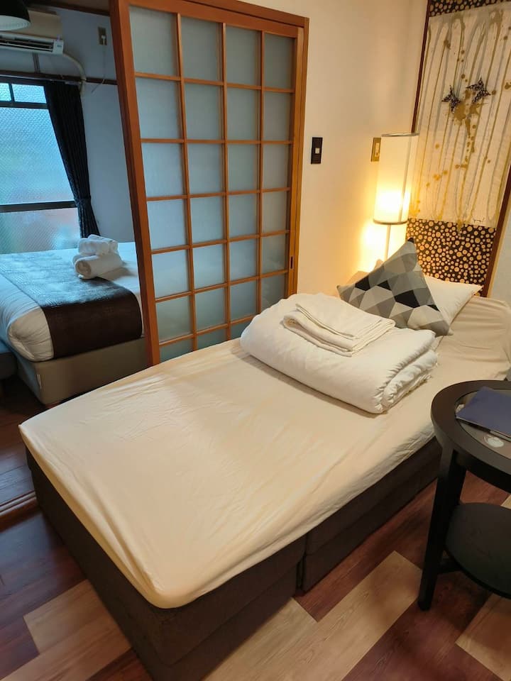 Três pessoas também podem ficar no mesmo quarto | O sofá pode ser organizado com antecedência como uma terceira cama, com colchão e roupa de cama completa, portanto, não há necessidade de reservar um quarto extra.