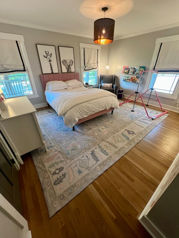 غرفة نوم بحجم كوين، ستحتوي هذه الغرفة أيضًا على الكثير من الكتب بالإضافة إلى ألعاب الفتيات الأصغر سنًا (بيت دمى باربي وأكثر)