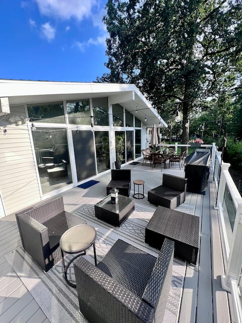 Just minutes walk to ND! 4 BR, huge deck!