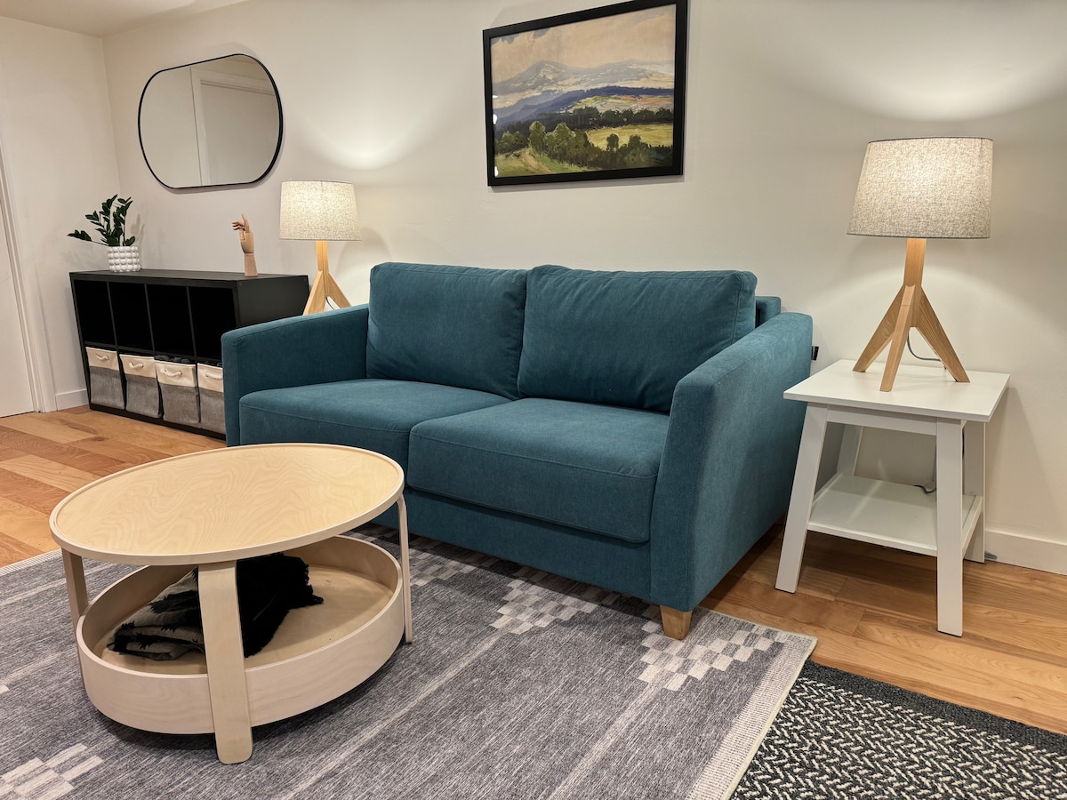 Majte na pamäti, že suterén má nižšie stropy (6 až 7 stôp). Pohovka je luxusná rozkladacia pohovka veľkosti queen size. Ak plánujete rozkladaciu pohovku používať, dajte nám vedieť a my vám ju pripravíme. Dvere vedú na zadný dvor a sú prístupné priamo z okolitej strany domu.