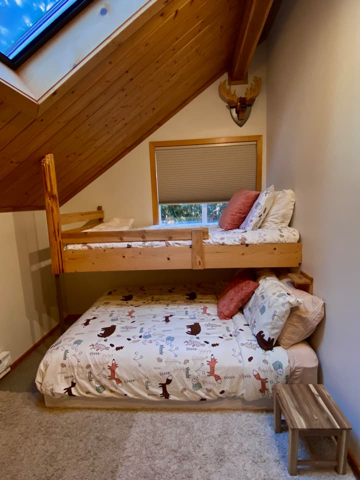 غرفة سرير بطابقين مع سرير علوي مزدوج (للأطفال فقط، بحد أقصى 120 رطلاً) وسرير مزدوج في الأسفل. 