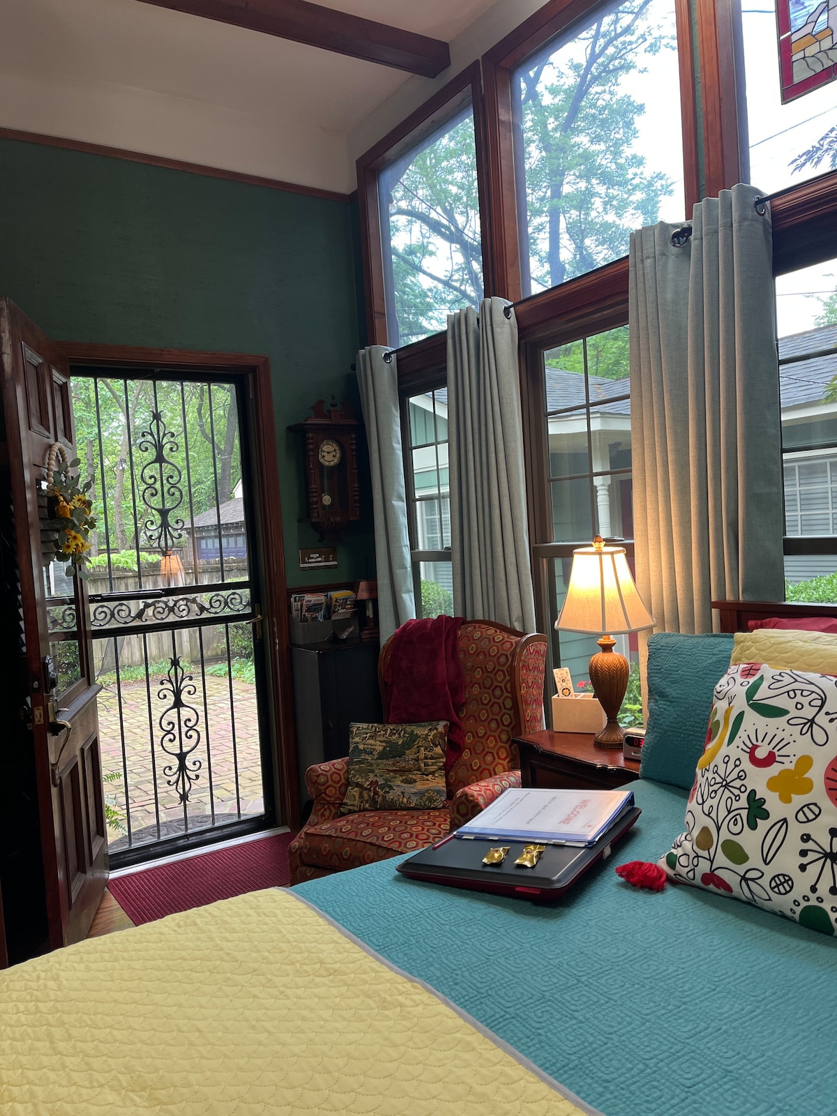 כשדלת הכניסה פתוחה, יהיה לכם נוף למרפסת השלווה בחוץ. זה מקום נחמד ליהנות מהקפה של הבוקר או לבדוק את האימיילים שלנו. אפשר ליהנות ממנו בחינם.