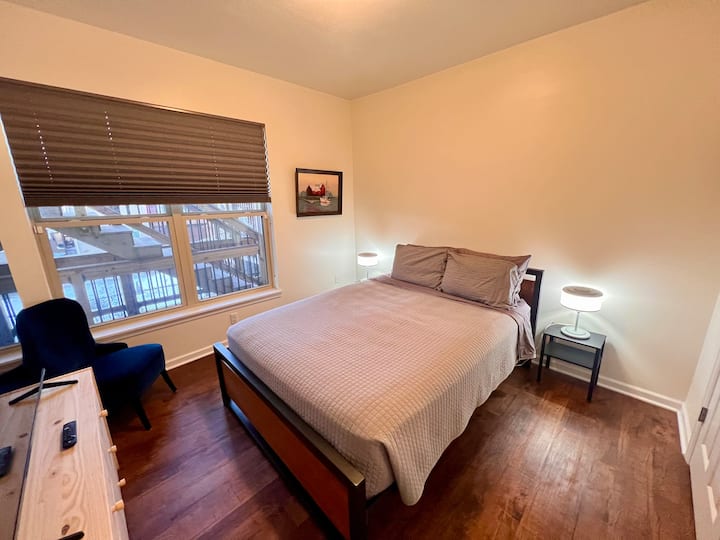 Საძინებელში არის კომფორტული ლეიბი, კომოდი და ფანჯრის სუპერეფექტური ფერები. Ასევე, ხელმისაწვდომია 55-დუიმიანი სმარტ-ტელევიზორი. Ფანჯრის გარეთ მდებარე კიბეები მასპინძლების ობიექტისკენ მიემართება. Ჩვენ თავიდან ავიცილებთ მათ გამოყენებას სტუმრობისას და გთხოვთ, ნუ ავალთ.