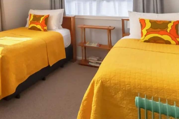 Twin bedroom ideal for families or small groups/friends staying in Rotorua
Double glazed windows and  two comfortable single beds ( portacot available for babies)