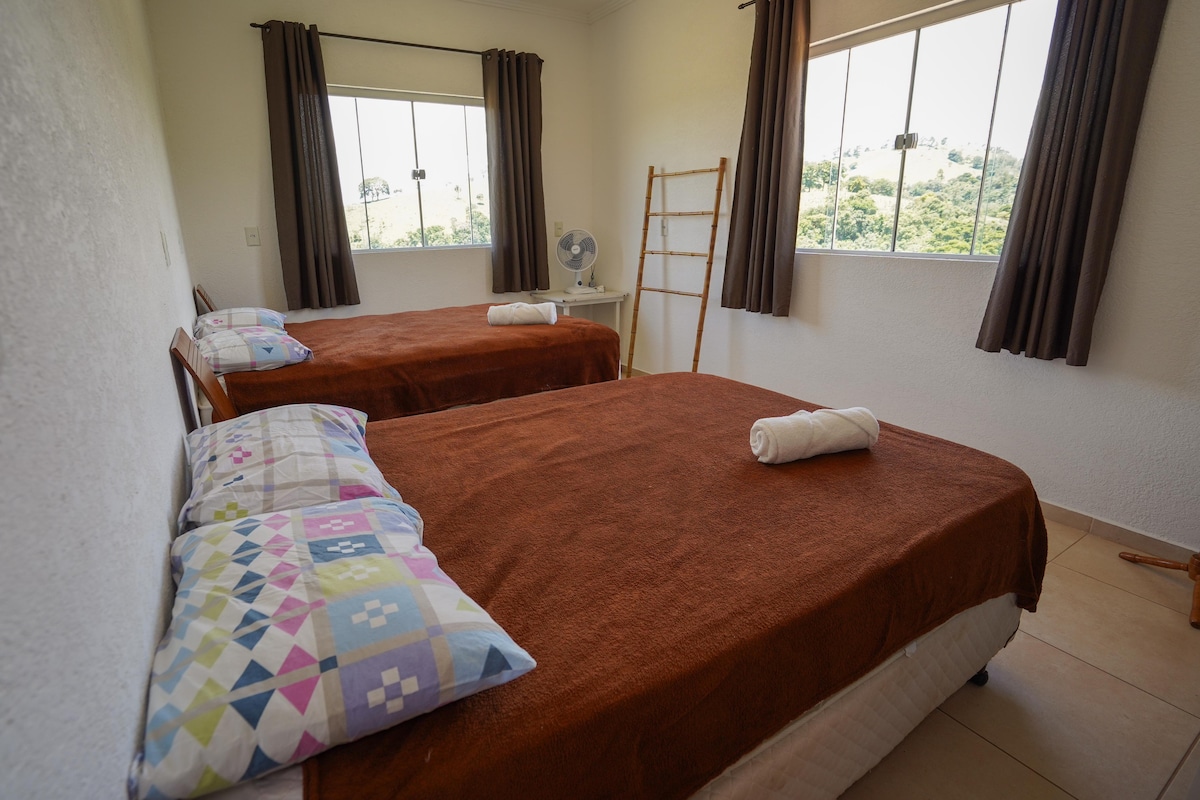 Quarto na parte superior da casa 