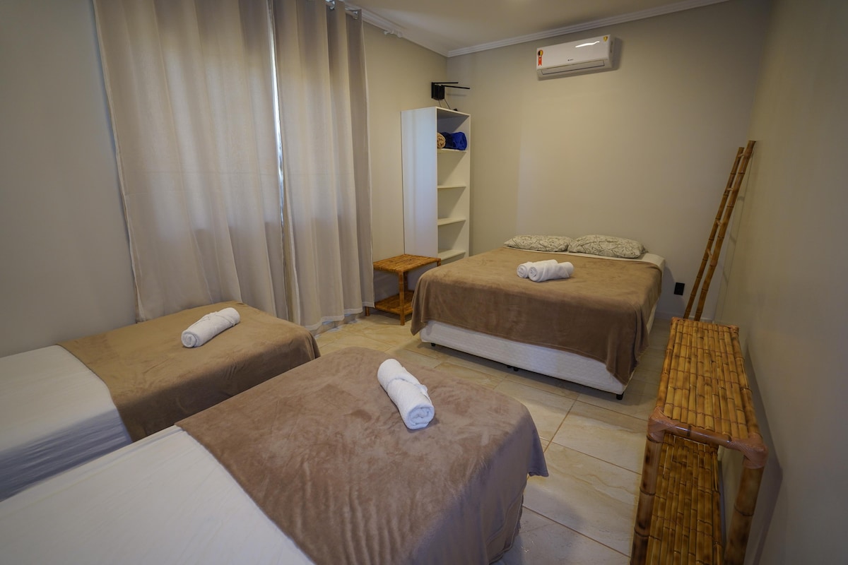 Quarto com camas confortáveis e ar condicionado 