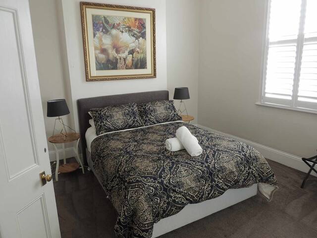 Ellis Cottage, Glebe – Luxury House, Hobart CBD gallery image 3