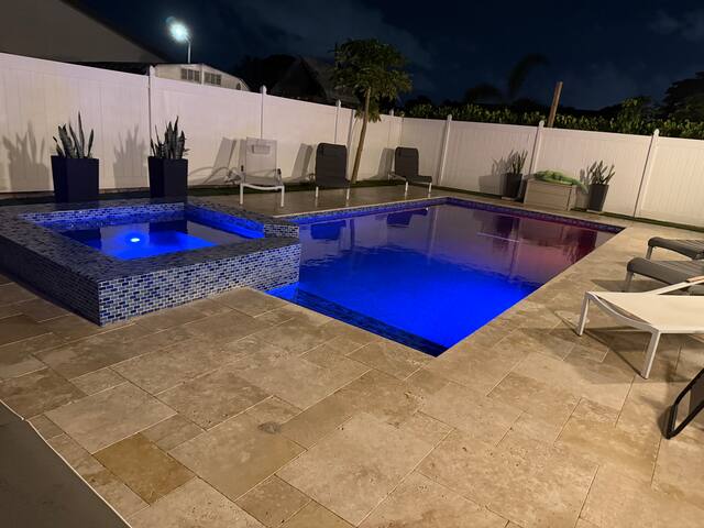 Oasis Deerfield bch w/salt heated pool/jacuzzi 3/2 gallery image 2