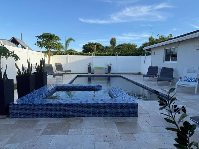 Oasis Deerfield bch w/salt heated pool/jacuzzi 3/2 gallery image 3