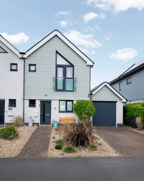 2 mins walk from beach. 3 beds 2 bath 
Parking.
