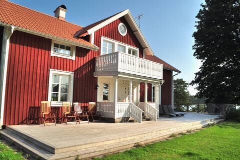 Idyllic, private farm by the water in Småland