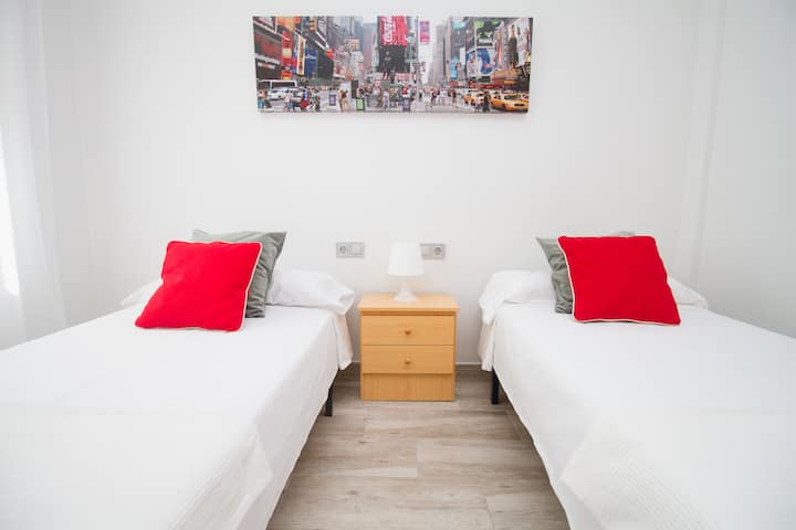 Actuellement, la chambre ne dispose que d'un lit simple.