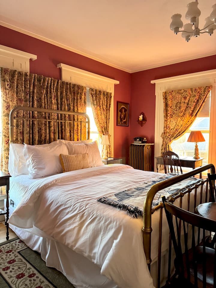 The Johnston Room (queen bed)