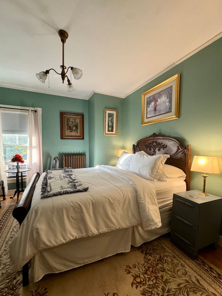 The O’Connell Suite bedroom (queen bed)
