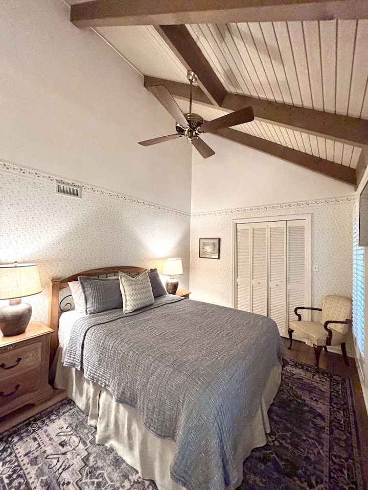Cama tamaño queen con baño privado + Smart TV. (Planta principal)