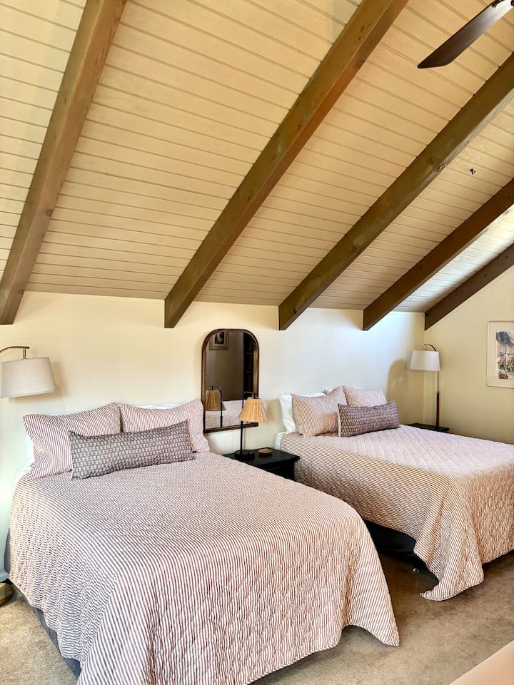 2 camas de tamaño completo y baño privado. (Arriba)