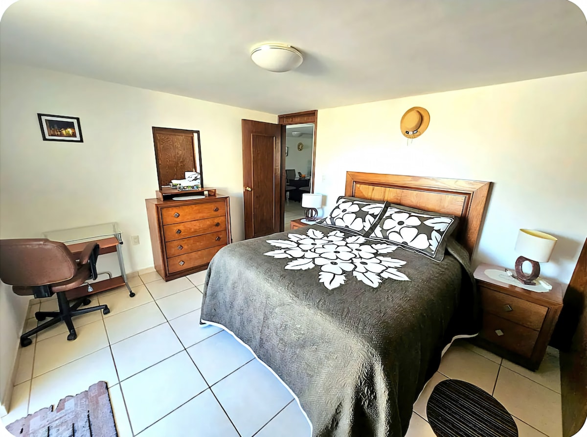 Удобна главна спалня, двойно легло (1,50 м х 1,90 м), огледало с чекмедже, бюро, нощни лампи, бюро за лаптоп с ергономичен стол