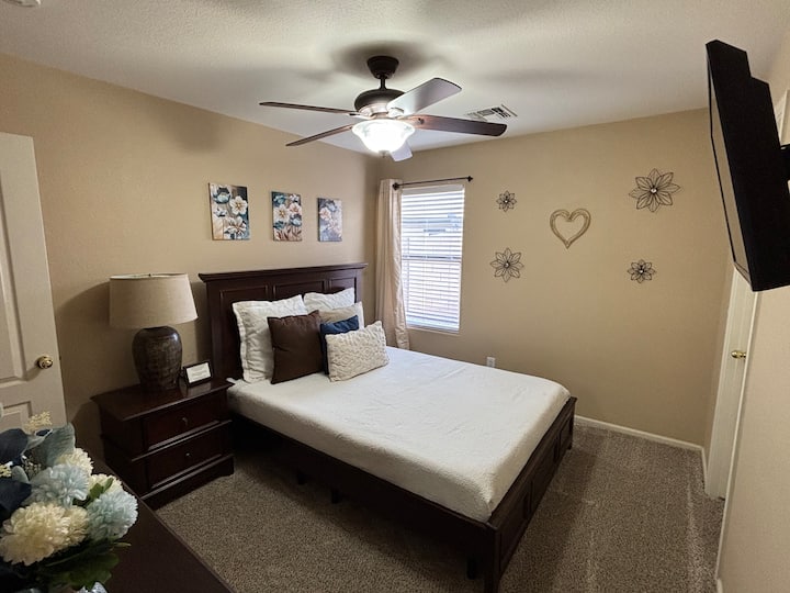 O quarto 2 tem uma cama queen size com uma estrutura de cama ajustável, uma cômoda, mesa de cabeceira, TV e ventilador de teto. Também tem um closet
