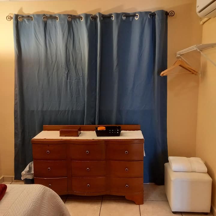 Gavetero and clothing rack.