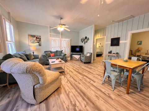Top Airbnb: Coastal cottage in Heart of Downtown in Punta Gorda
